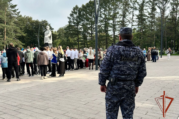 Росгвардия обеспечила безопасность на Дне знаний в Кузбассе