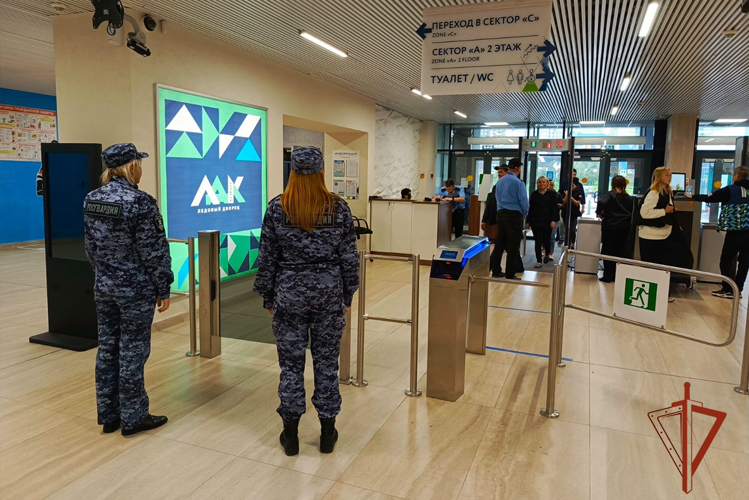 Росгвардейцы обеспечили безопасность матча Кубка России по бенди в Кузбассе