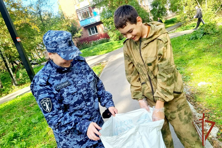 Росгвардейцы и кемеровские школьники приняли участие в экологической акции 