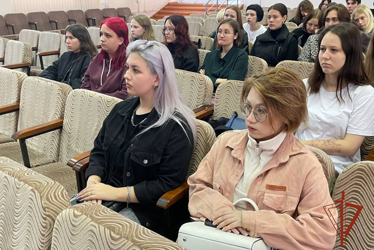 Офицер Росгвардии рассказал кемеровским студентам о борьбе с терроризмом