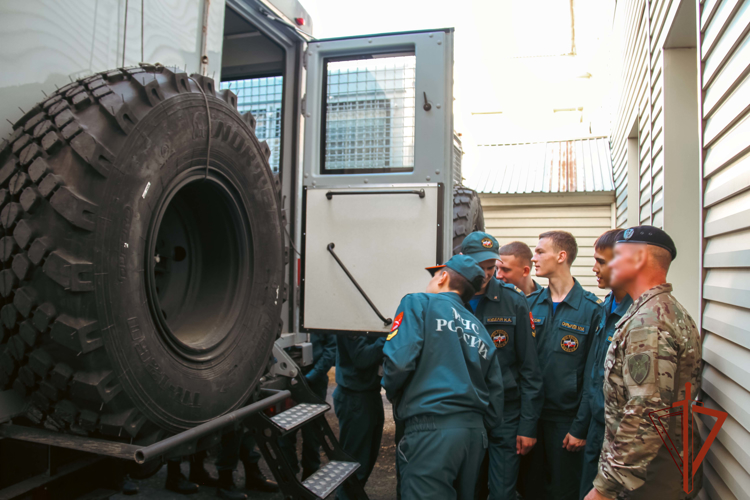Кемеровский ОМОН Росгвардии открыл двери для будущих спасателей