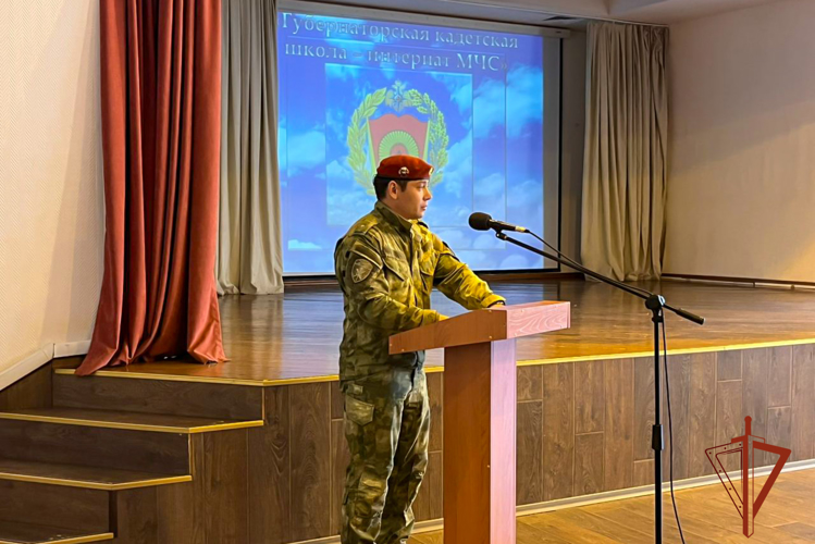 Кадеты МЧС узнали о службе в Росгвардии от обладателя крапового берета 