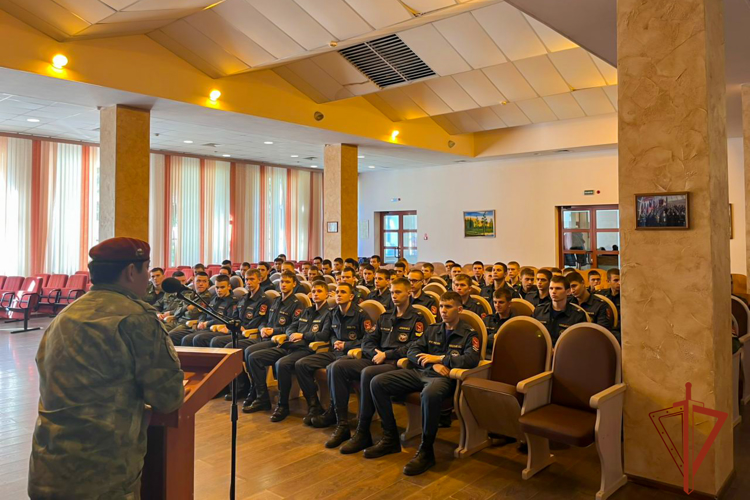 Кадеты МЧС узнали о службе в Росгвардии от обладателя крапового берета 