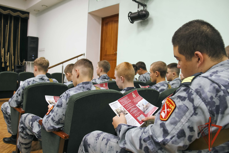 В Кемерове военнослужащие Росгвардии рассказали школьникам о порядке приема в ведомственные вузы
