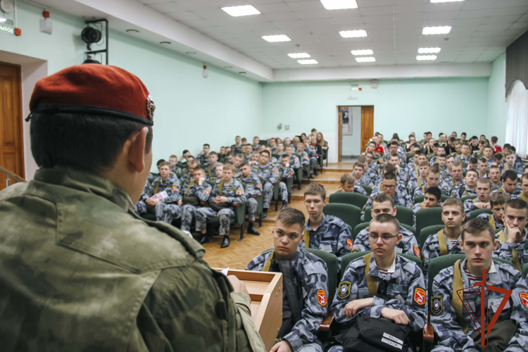 В Кемерове военнослужащие Росгвардии рассказали школьникам о порядке приема в ведомственные вузы