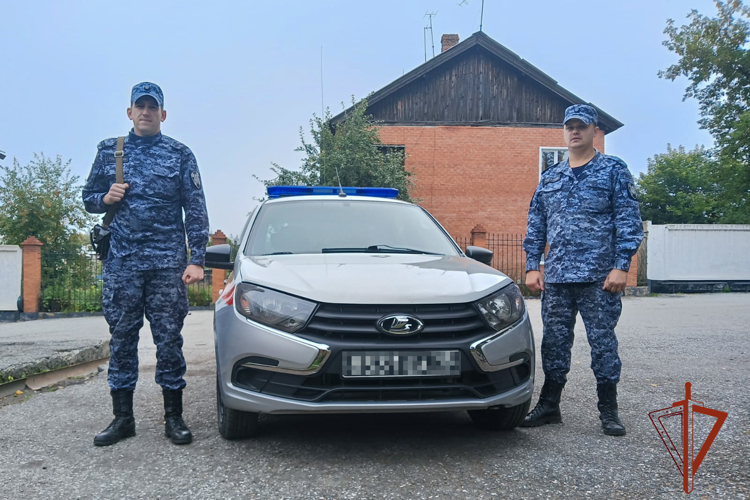 Сотрудники Росгвардии в Кузбассе обезвредили проникшего на территорию детского сада неадекватного мужчину
