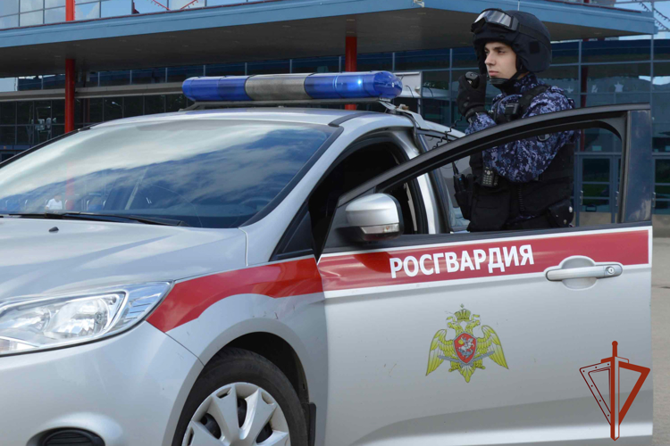 Росгвардейцы защитили работницу кафе от агрессивного посетителя
