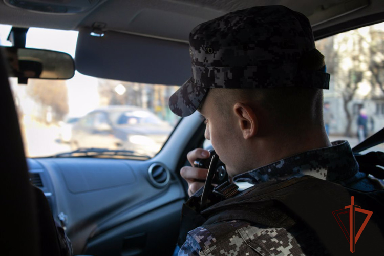 Росгвардейцы задержали горожанина, напавшего на сожительницу с чайником