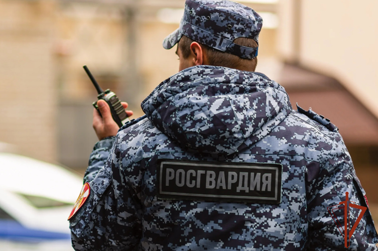 Росгвардейцы задержали злоумышленницу, попытавшуюся скрыться с товаром из магазина (ВИДЕО)