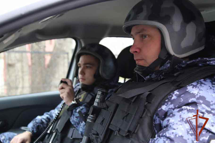 Росгвардейцы задержали мужчину, который может быть причастен к угрозам физической расправы пенсионерке