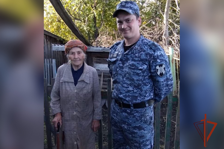 Росгвардейцы из Кузбасса оказали адресную помощь ветерану в честь Дня пожилого человека