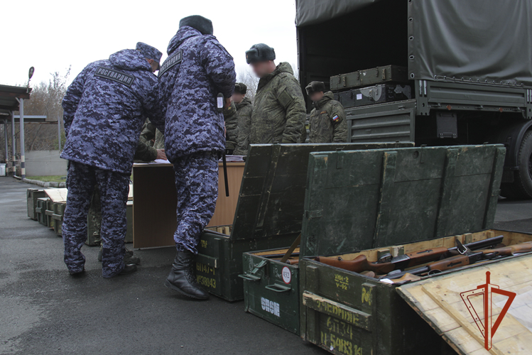 В Кузбассе Росгвардия передала российским военнослужащим 100 единиц конфискованного оружия для борьбы с дронами