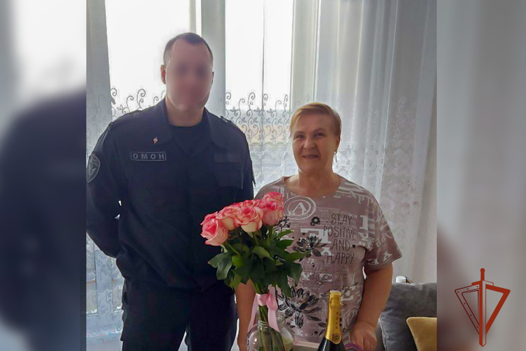 В Кузбассе росгвардейцы поздравили вдову погибшего командира ОМОН 