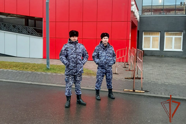 Росгвардейцы обеспечили правопорядок во время проведения игр всероссийского турнира молодёжной хоккейной лиги в Кузбассе 