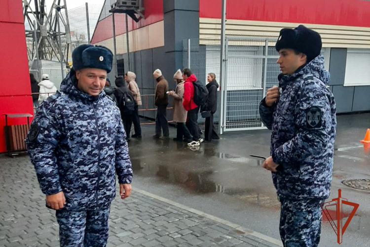 Росгвардейцы обеспечили правопорядок во время проведения игр всероссийского турнира молодёжной хоккейной лиги в Кузбассе 
