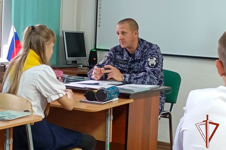 Сотрудник Росгвардии провёл открытый урок безопасности для беловских школьников 