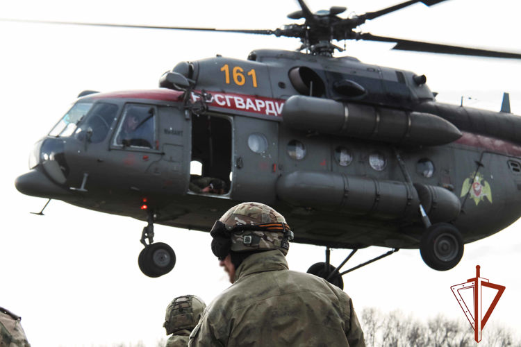 Сотрудники СОБР «Символ» Росгвардии отработали беспарашютное десантирование с борта вертолёта 