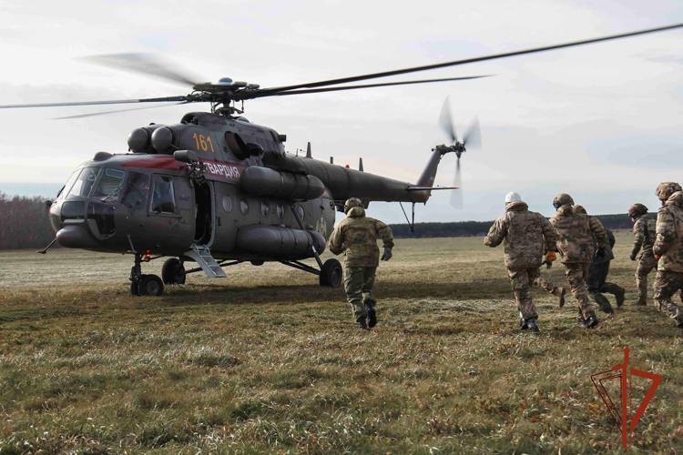 Сотрудники СОБР «Символ» Росгвардии отработали беспарашютное десантирование с борта вертолёта 