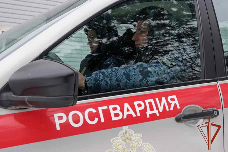Росгвардейцы пришли на помощь хозяйке квартиры, которой угрожал бывший возлюбленный