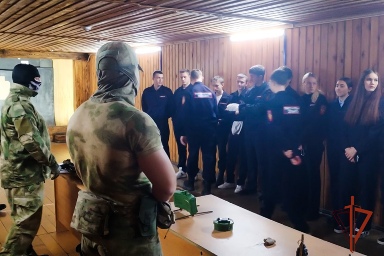 Кемеровские школьники познакомились с работой спецподразделения Росгвардии 