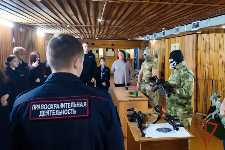 Кемеровские школьники познакомились с работой спецподразделения Росгвардии 