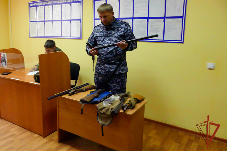Росгвардейцы помогают неравнодушным гражданам передавать оружие для нужд СВО 