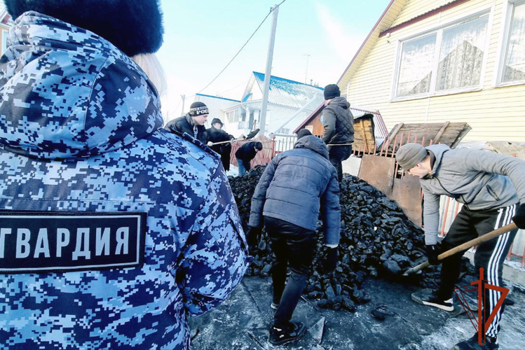 Росгвардейцы и школьники помогли кемеровской семье в трудной жизненной ситуации (ВИДЕО)
