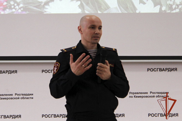 Кемеровские росгвардейцы поздравили женщин-коллег с Днём матери 