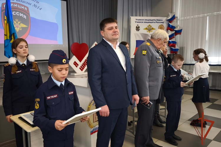 Росгвардейцы вручили первые погоны юным кадетам из Юрги 