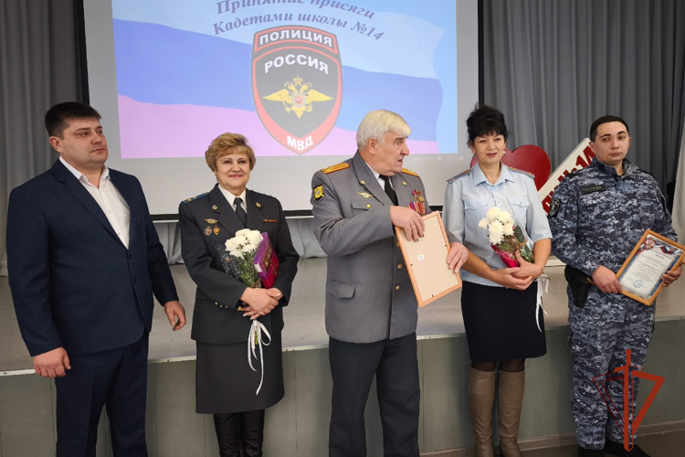 Росгвардейцы вручили первые погоны юным кадетам из Юрги 
