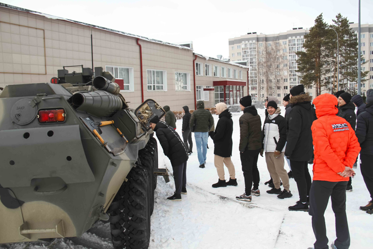 Хоккейный клуб «Кузбасс» встретился с легендарным спецназом Росгвардии в Кемерове