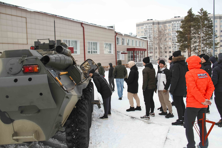 Хоккейный клуб «Кузбасс» встретился с легендарным спецназом Росгвардии в Кемерове