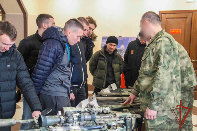 Хоккейный клуб «Кузбасс» встретился с легендарным спецназом Росгвардии в Кемерове