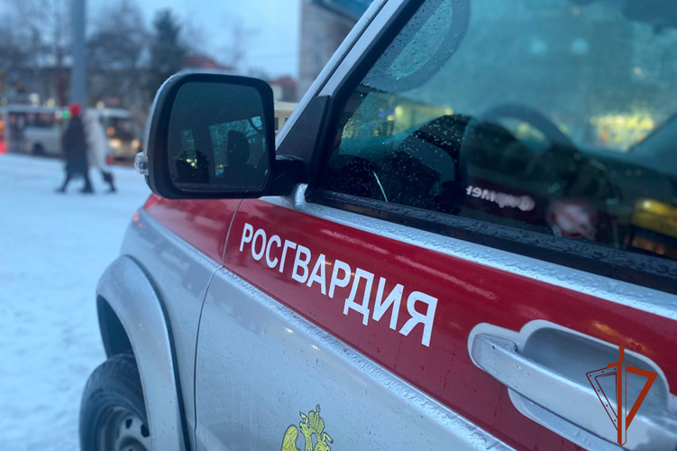 Росгвардейцы пресекли неадекватное поведение мужчины, распивавшего алкоголь в общественном месте