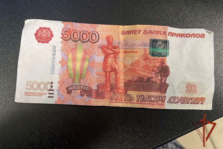 В Топках росгвардейцы задержали мужчину за попытку расплатиться купюрой «банка приколов» (ВИДЕО)
