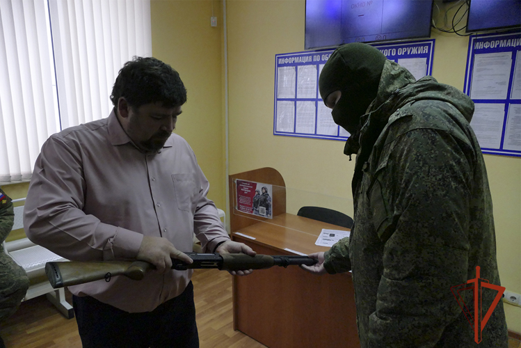 Неравнодушные новокузнечане передали помповые ружья для защиты бойцов СВО (ФОТО)