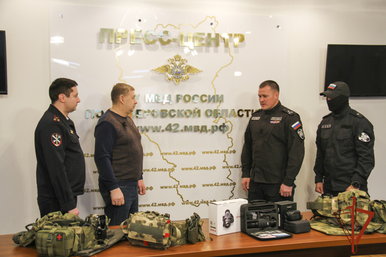 Кемеровские бойцы Росгвардии получили дополнительное снаряжение от неравнодушных граждан