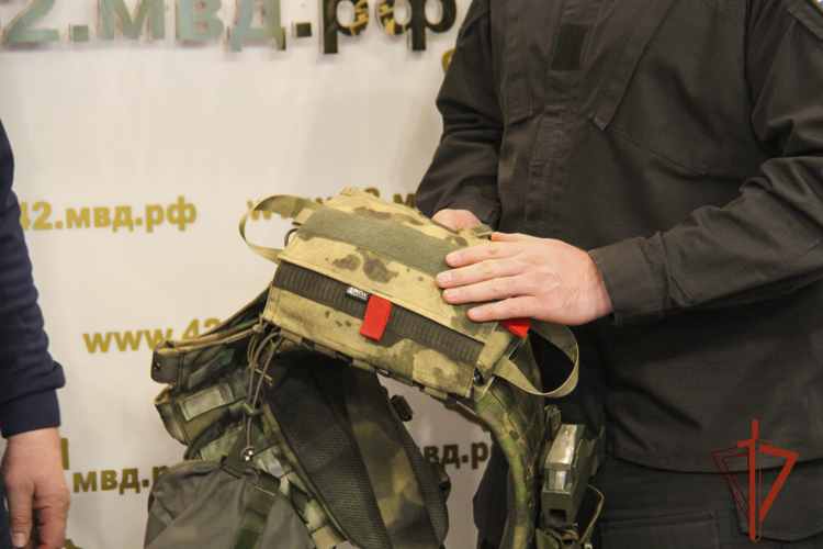 Кемеровские бойцы Росгвардии получили дополнительное снаряжение от неравнодушных граждан