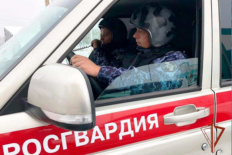 Росгвардейцы задержали мужчину, пытавшегося оплатить покупку купюрой «банка приколов» (ВИДЕО)