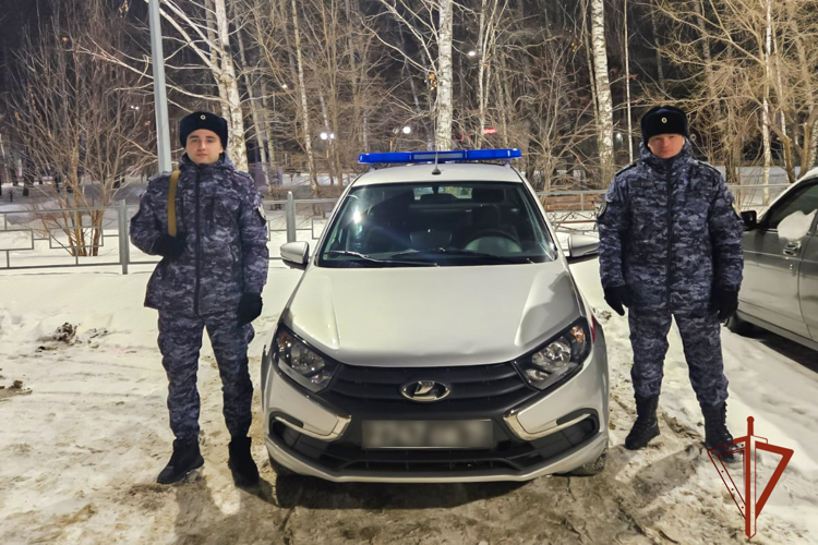Кузбасские росгвардейцы вернули домой подростка, ушедшего на ночную прогулку 