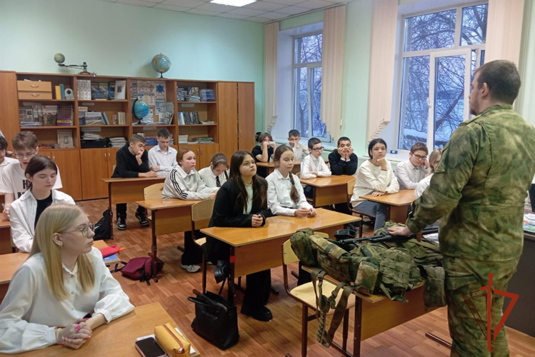 Кузбасские военнослужащие Росгвардии проводят встречи со школьниками 