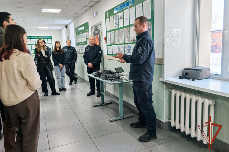 Сотрудники ОМОН «Оберег» познакомили кузбасских студентов с важностью своей профессии 