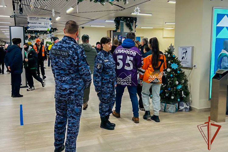 В Кузбассе росгвардейцы приняли участие в охране правопорядка во время всероссийского матча по хоккею с мячом