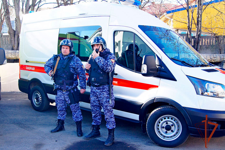 Росгвардейцы пресекли агрессивные действия мужчины, которому на помощь пришла бригада медиков