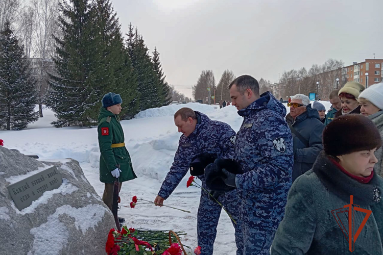 Начальник Управления Росгвардии по Кемеровской области – Кузбассу возложил цветы к мемориалу воинов-интернационалистов