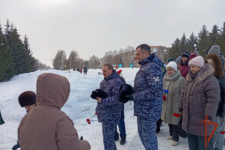 Начальник Управления Росгвардии по Кемеровской области – Кузбассу возложил цветы к мемориалу воинов-интернационалистов