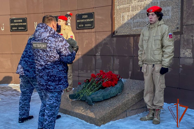 Начальник Управления Росгвардии по Кемеровской области – Кузбассу возложил цветы к мемориалу воинов-интернационалистов