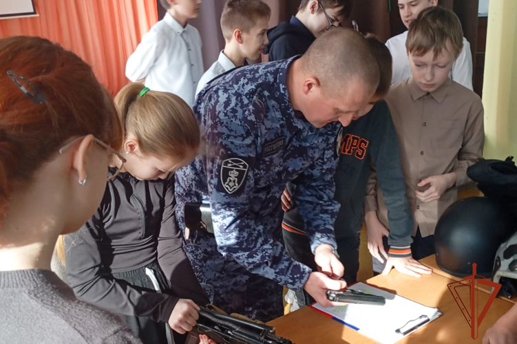 Офицер Росгвардии провел встречу для учащихся беловской школы 