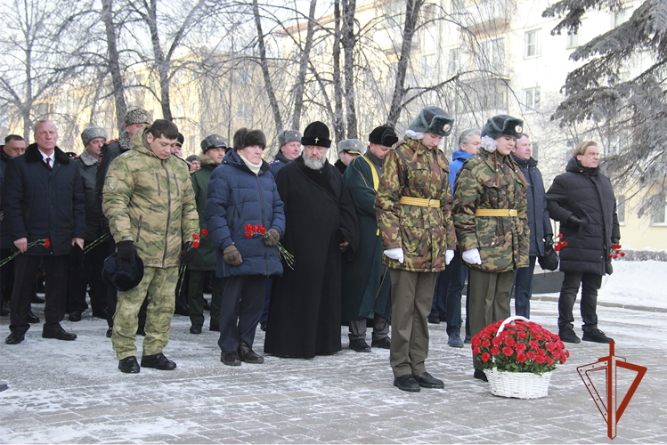 В Кузбассе росгвардейцы почтили память павших защитников Отечества