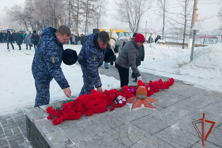 В Кузбассе росгвардейцы почтили память павших защитников Отечества